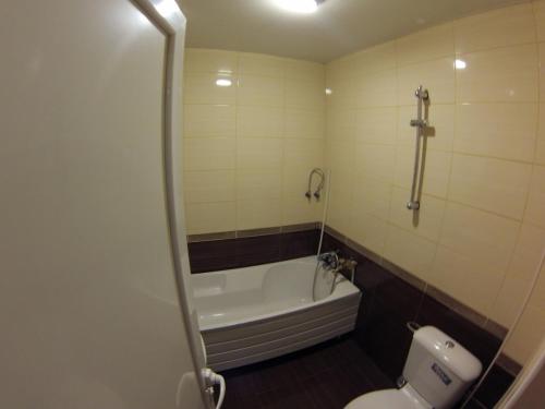 a bathroom with a bath tub and a toilet at Къща за гости с минерална вода "Терма Асклепий" in Kyustendil