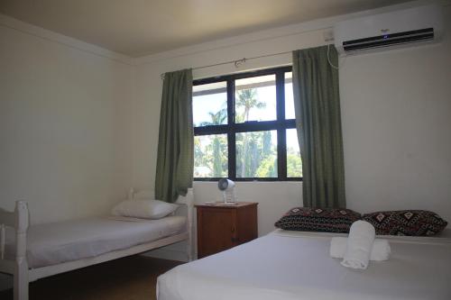 מיטה או מיטות בחדר ב-Bluewater Lodge