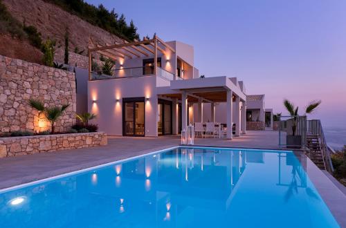 Villa con piscina por la noche en Kathisma Bay Villas - Luxury Villas- Villa Oceanos, en Kalamitsi