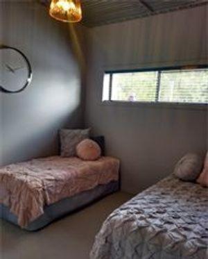 - une chambre avec 2 lits et une fenêtre dans l'établissement Kindred Parkside Apartments, à Leeton
