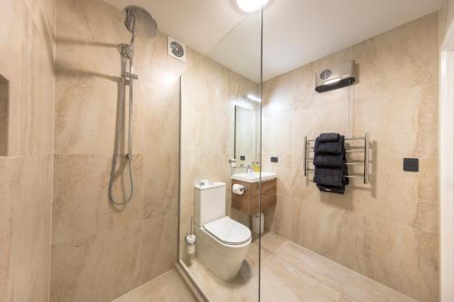 Ett badrum på Lomond Lodge Motel & Apartments