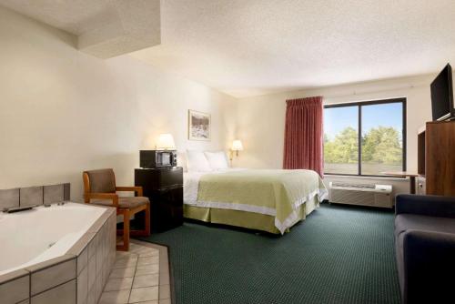 Gallery image of Days Inn by Wyndham Eagle River in Eagle River