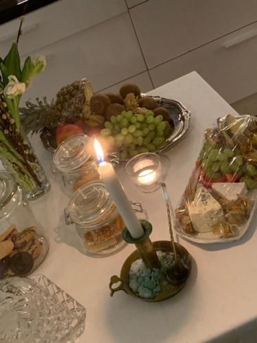 una vela en una mesa con un montón de comida en Mälarö Hotell, en Ekerö