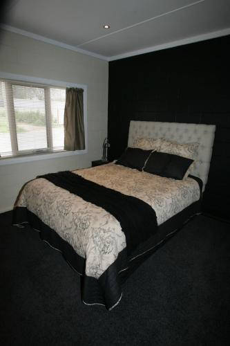 A bed or beds in a room at Kindred Lodge Apartments