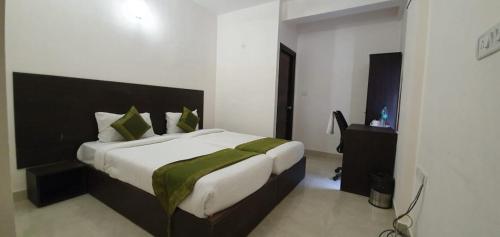 a bedroom with a large bed in a room at Daffodil Delight - Manyata Tech Park in Bengaluru
