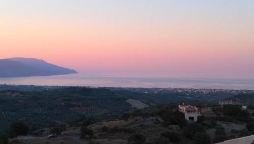 a view of the sunset from a hill at 360 Panorama House - Gazing at Horizon and the Stars of the Galaxy in the night - Fresh Cool breeze most of the time - just 7 min from the beach in Kournás