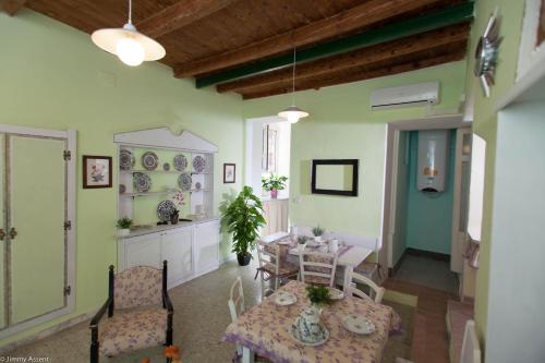 a kitchen and dining room with a table and chairs at Sassari-In in Sassari