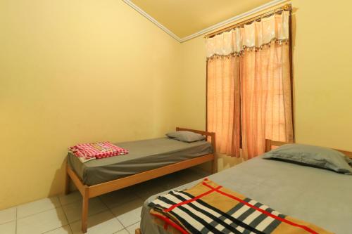 Tempat tidur dalam kamar di Villa Kangen Omah