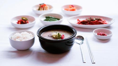 Jídlo v hotelu nebo okolí