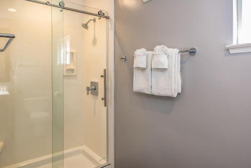 uma casa de banho com um chuveiro e toalhas brancas em The Inn at 1252 Monterey em Monterey