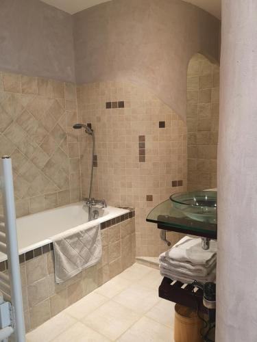 une salle de bain avec un lavabo et une baignoire dans l'établissement L'ETAP'CORTELINE, à Saint-Rémy