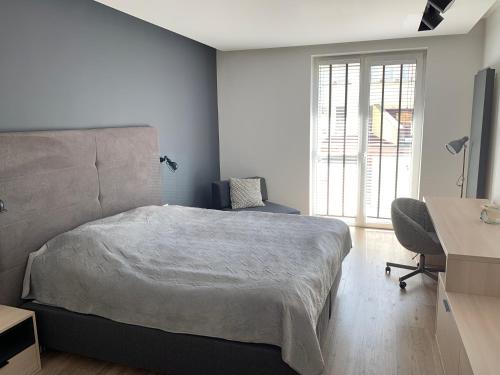 um quarto com uma cama, uma secretária e uma janela em Apartament Katarzynki em Gdansk