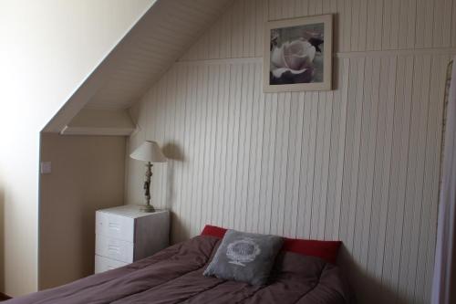 une chambre avec un lit et un tableau au mur dans l'établissement MAISON BELLEVUE 3 étoiles 4 à 10P, à Laruns