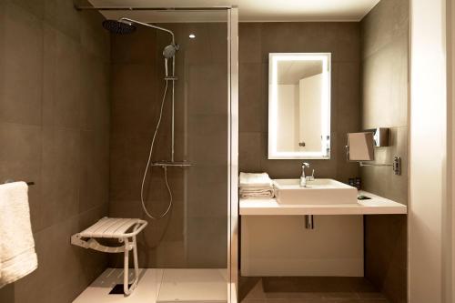 une salle de bain avec douche et lavabo dans l'établissement Novotel Metz Amnéville, à Maizières-lès-Metz