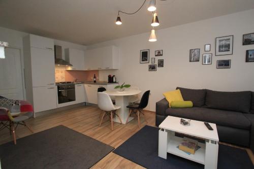 ein Wohnzimmer mit einem Sofa und einem Tisch in der Unterkunft Gospic Riverside Apartment in Gospić