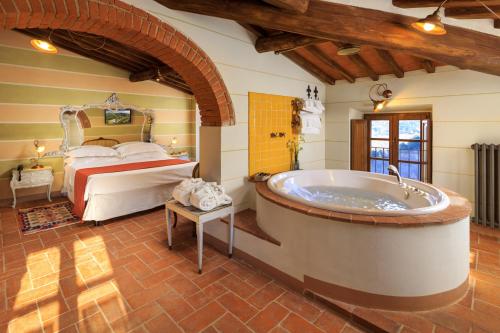 La grande salle de bains est pourvue d'une baignoire et d'un lit. dans l'établissement Le Lappe, à Cavriglia