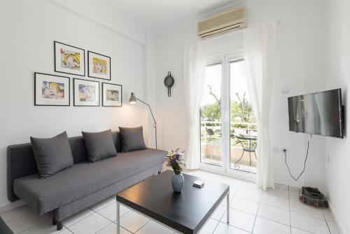 un soggiorno con divano e tavolo di Central Park View Apartment a Salonicco