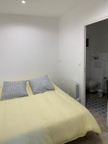 Cet appartement comprend une chambre avec un lit doté d'une couverture jaune et une salle de bains. dans l'établissement Musica, à Bray-Dunes