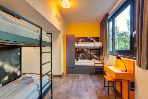 Postel nebo postele na pokoji v ubytování MEININGER Hotel München Olympiapark