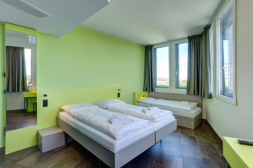 Postel nebo postele na pokoji v ubytování MEININGER Hotel München Olympiapark