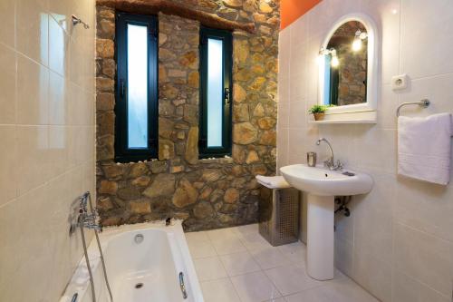 un baño con lavabo y bañera en Villa Livadia with Pool, close to Elafonissi famous Beach, en Livadia