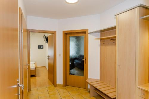 Pokój z dwoma drzwiami i korytarzem w obiekcie Appartement Graz - Ihr erstklassiges Zuhause fernab von Zuhause w Grazu