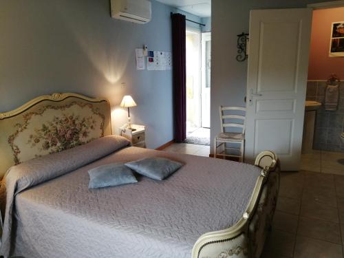 מיטה או מיטות בחדר ב-Chambre PEYROUTAS " CAMILLE" Vignonet St Emilion