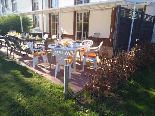 einen Tisch und Stühle auf einer Terrasse in der Unterkunft Das Haus am Teich in Groß Grabow