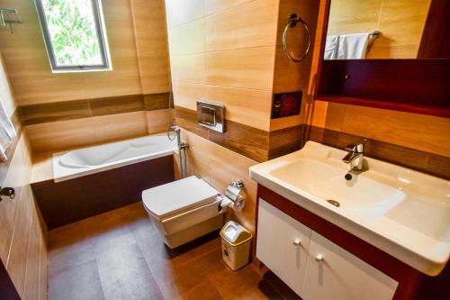 La petite salle de bains est pourvue d'un lavabo et de toilettes. dans l'établissement Rice of Life by Tissa Inn, à Tissamaharama