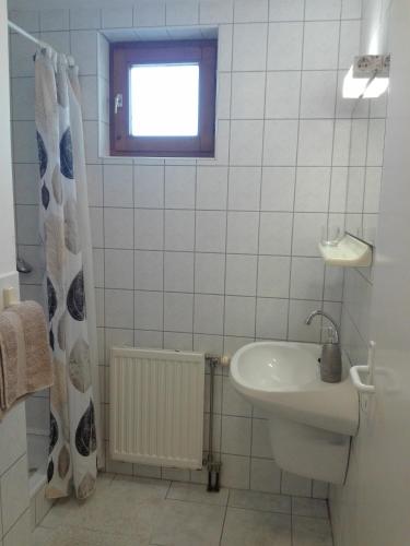 Salle de bains dans l'établissement Markal Apartman