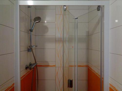 une douche avec une porte vitrée dans une salle de bain dans l'établissement Residence du Fou, à Trévou-Tréguignec
