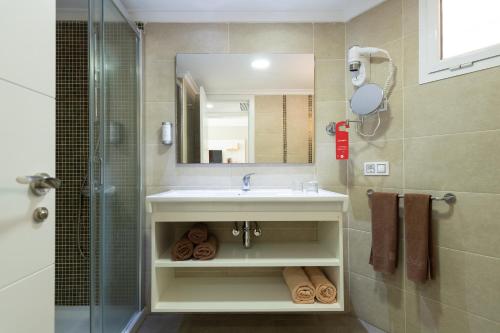 a bathroom with a sink and a mirror and a shower at Holiday Club Vista Amadores in Amadores