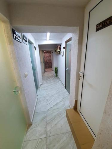 a hallway of an office building with a hallwayngth at Guesthouse Nefertiti in Smolyan