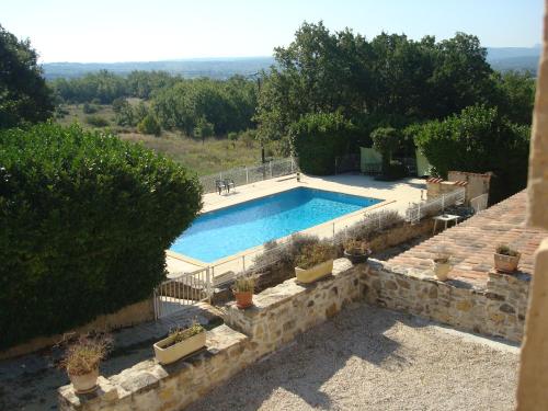 A view of the pool at Hotel Le Mas de Rivet or nearby