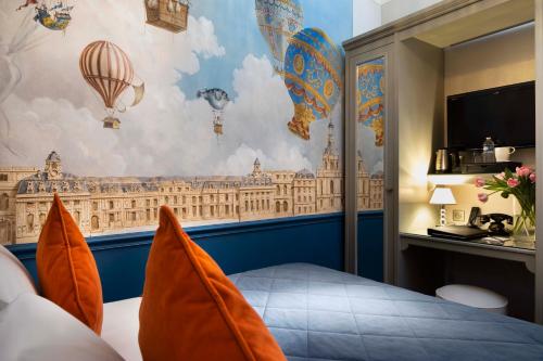 パリにあるHotel & Spa de Latour Maubourgのベッドルーム オブミンスター宮殿の壁画付