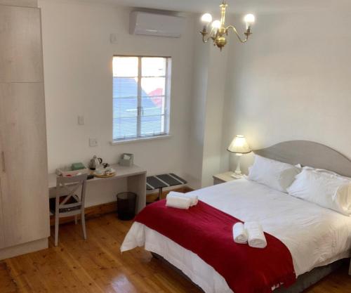 Un pat sau paturi într-o cameră la Savoy Hotel Beaufort-West