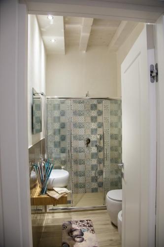 a bathroom with a shower and a toilet and a sink at Judaica d'Ortigia in Syracuse