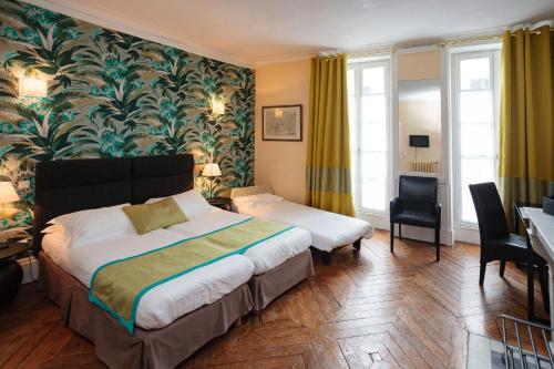 Кровать или кровати в номере The Originals Boutique, Hôtel Victoria, Fontainebleau