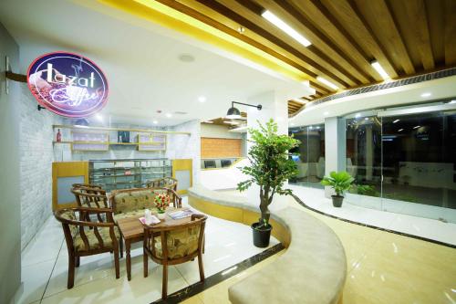 a fast food restaurant with a table and chairs at Bhavanam Regency Guruvayoor in Guruvāyūr