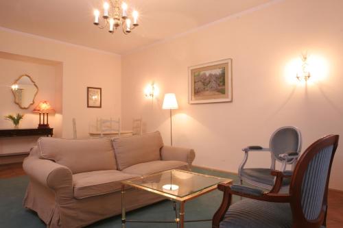 a living room with a couch and a table at Dom Pugetów in Kraków