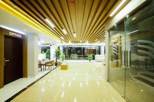 an office lobby with a hallway with a glass door at Bhavanam Regency Guruvayoor in Guruvāyūr