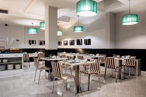 un restaurante con mesas, sillas y luces verdes en Ikonik Plaza Mercado, en Salamanca