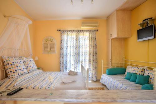 - une chambre avec un lit et un canapé dans l'établissement Yiannas Studio, à Gaios