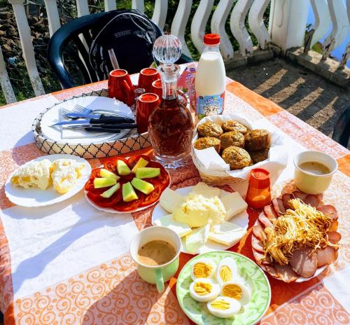 Opcije za doručak na raspolaganju gostima u objektu Uvacko jezero (Uvac Lake)