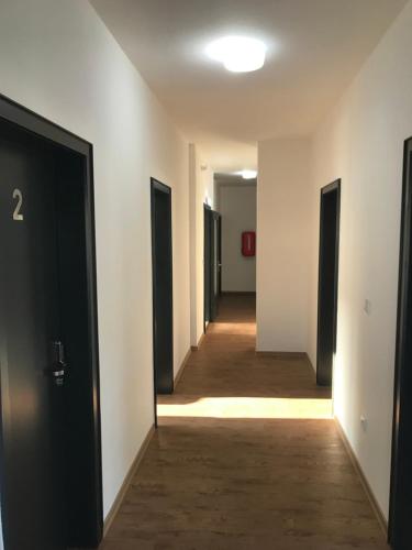een lege hal met een rij deuren in een gebouw bij Living @ Klassvilla Weserwehr No. 2 in Bremen