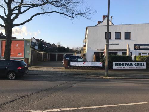 een auto geparkeerd aan de kant van een straat bij Living @ Klassvilla Weserwehr No. 2 in Bremen