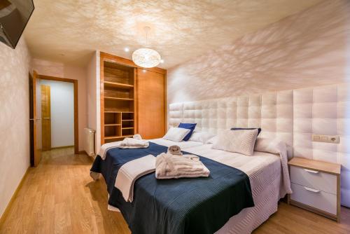 1 dormitorio con 1 cama grande y toallas. en Bocanoite Stellae, en Arzúa