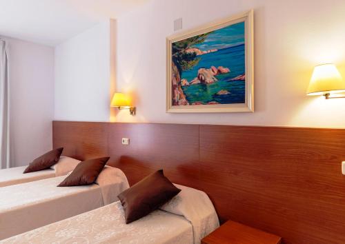 En eller flere senge i et værelse på Hotel Sant March