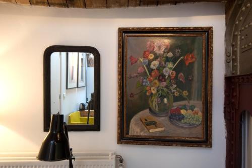 a room with a painting on the wall and a painting on the wall at Villa Augustus in Dordrecht