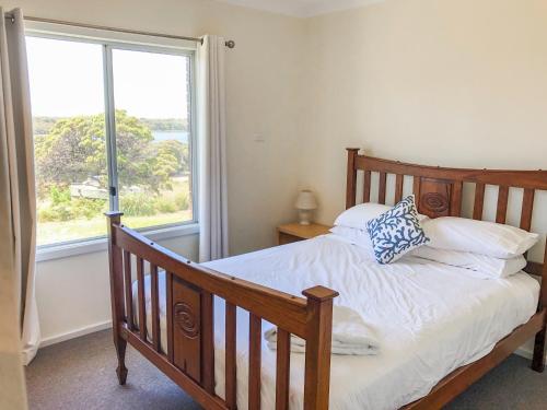 um quarto com uma cama e uma grande janela em Paradise View em Augusta